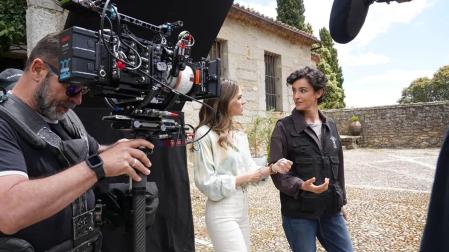 Amaia Salamanca y Blanca Romero, en el rodaje de 'Pura sangre'