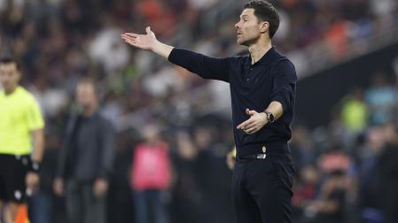 El tolosarra Xabi Alonso dirige al Real Madrid durante la final de la Supercopa de España
