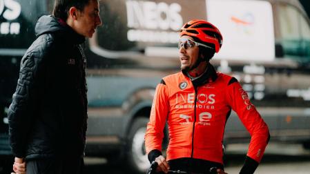Óscar Rodríguez conversa con Xabier Zandio antes de una carrera.