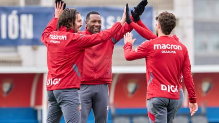 Sheraldo Becker regresa esta noche a Anoeta para medirse al que fuera su equipo. En la foto, con Juan Cruz e Iker Muñoz