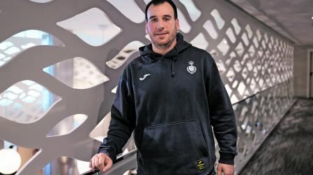 Fermín Iturri, segundo entrenador de la selección, posando en el NH Iruña Park, el hotel de concentración de los Hispanos estos últimos días.
