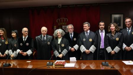Mari Paz Benito (magistrada de la Audiencia), María Jesús Azcona (presidenta de la Sala de lo Contencioso-Administrativo del TSJN), Jaime Goyena (fiscal superior ), Julián Huarte (presidente del TSJN), Ana Llorca (presidenta de la Audiencia), Josep Niubó (exmagistrado de la Audiencia de Barcelona y padrino ayer de Llorca), Miguel Azagra (presidente de la Sala de lo Social del TSJN), Emilio Labella (magistrado de la Audiencia), Marta Arnedo (magistrada del Juzgado de lo Contencioso nº 1) y Alfonso Pérez (secretario de Gobierno)
