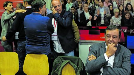 Juan José Lizarbe, sentado a la derecha, antes del inicio de un comité regional del PSN en 2019. A la izquierda, la presidenta foral y secretaria general del partido, María Chivite