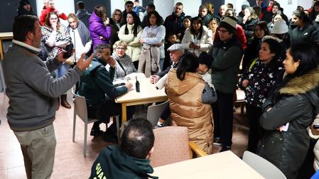 Yon Zubasti Madoz, jefe de policía del Valle de Elorz entonces, se dirige a personas afectadas el día de la explosión