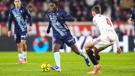 El centrocampista del Celta, laix Moriba, al que le hicieron el penalti que supuso el único tanto del encuentro, encara al defensor del Sevilla Kike Salas