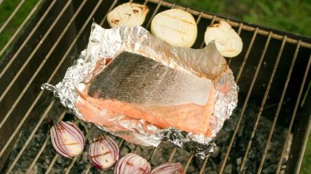 El sencillo truco con papel de aluminio para recalentar el pescado y que no quede seco