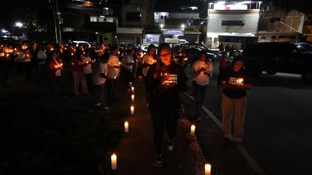 Familiares de presos políticos participan en una vigilia frente al centro penitenciario Rodeo I este lunes, en Zamora (Venezuela)