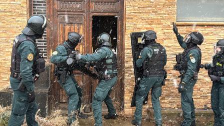 Agentes de la Guardia, durante la operación desarrollada en Arnedo