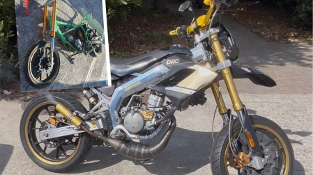 Arriba a la izquierda, la moto recuperada. Al fondo, la que trata de recuperar ahora que fue sustraída en la calle Aralar de Pamplona