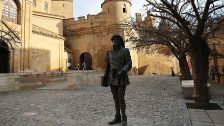 Escultura del Príncipe de Viana frente al Palacio Real
