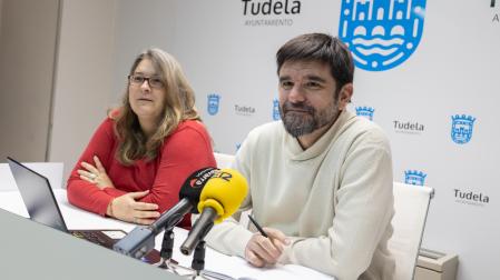 Los concejales de Contigo Tudela Olga Risueño y Eneko Larrarte, en la rueda de prensa celebrada este martes
