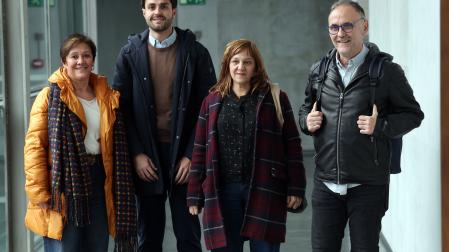 De izda a dcha:Isabel Soto, Carlos Ukar, Laura Barcos y Ander Domblás, en el Parlamento de Navarra.