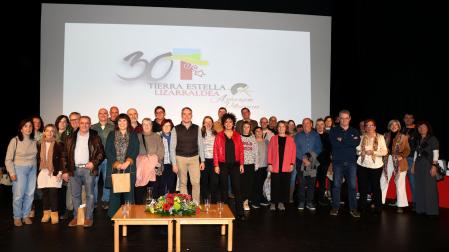 El pasado 20 de noviembre, en una “gala llena de reencuentros y emociones a flor de piel” -como narraría luego en sus redes sociales- el Consorcio Turístico Tierra Estella celebró su 30 aniversario en Los Arcos, momento que recoge la imagen. En el evento, además de antiguos y actuales responsables de la entidad, se dieron cita alcaldes de la zona y empresas del sector que desde el principio apostaron por sumar esfuerzos para trabajar de manera conjunta por el desarrollo del turismo en Tierr Estella.