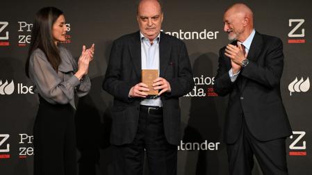 La reina Letizia y Arturo Pérez Reverte aplauden a Enrique Vila-Matas tras entregarle el premio Zenda de Honor