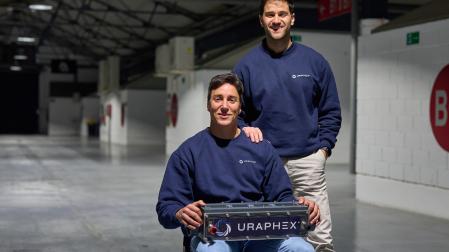 Javier López Palacios, sentado, y Adrián Valdeolmillos posan con uno de los reactores que se instalan en los sistemas de regeneración de agua industrial