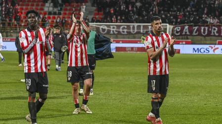 Los jugadores del Athletic aplauden a sus aficionados al concluir el partido