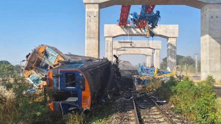 Imagen del tren descarrilado tras el choque con una grúa en Tailandia.