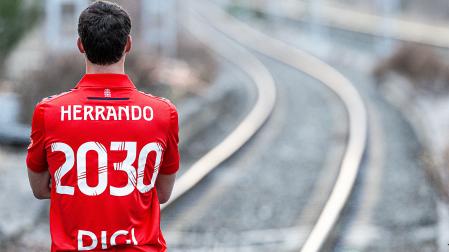 Jorge Herrando con la camiseta con la fecha de su renovación en una imagen publicada por Osasuna en las redes sociales