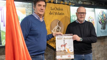 Antonio Sáenz y Celes Sebastián, con el cartel de San Antón