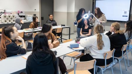Varias alumnas de ETISan Juan de Tudela, en una de las nuevas aulas del centro