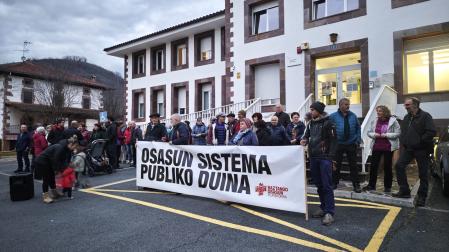Imagen de la concentración celebrada este miércoles junto al Centro de Salud de Elizondo.