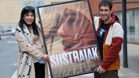 Hiba Barkaoui y Luis Arrieta sujetan el cartel de la película