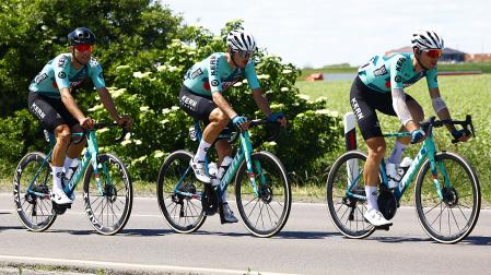 Los ciclistas españoles Marc Brustenga, Urko Berrade e Iñigo  Elosegui continuarán guiando al equipo Kern Pharma en 2026