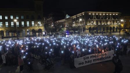 Médicos concentrados en la Plaza del Castillo de Pamplona