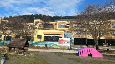Vista parcial de las edificaciones que forman la escuela Mendialdea. Detrás, San Cristóbal-Ezkaba