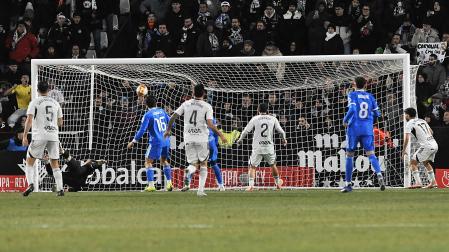 El guardameta del Real Madrid Andriy Lunin encaja el segundo gol del Albacete durante el partido de octavos de final de la Copa del Rey