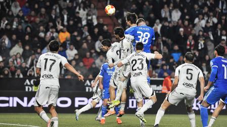 El delantero del Real Madrid, Gonzalo, remata jun toa  César Palacios ante los defensores del Albacete para conseguir el segundo gol del equipo madridista