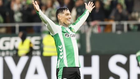 El delantero argentino del Betis, Chimy Ávila, celebra el pase a la siguiente fase de la Copa del Rey tras derrotar al Elche gracias a sus dos goles
