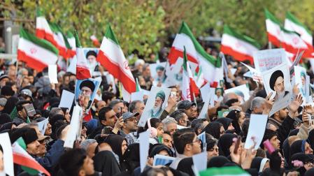Concentración durante los funerales de varios agentes fallecidos en los altercados que se han producido en las principales ciudades iraníes