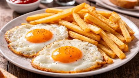 Plato de huevos fritos con patatas