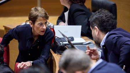 La presidenta Chivite conversa con el parlamentario Ramón Alzórriz en el Pleno de esta mañana.