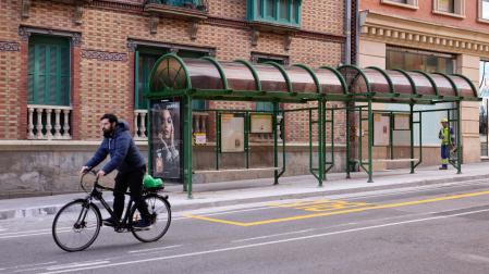 Las marquesinas en la nueva parada, frente al Parlamento y dentro del carril bici.