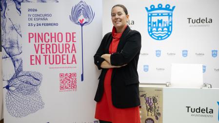 La concejala Irune García, junto al cartel del concurso