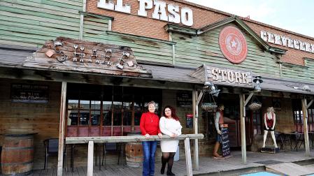 Lorena Pintea y Jhoana Dorta en la puerta del restaurante El Paso, un trocito del Salvaje Oeste a las puertas de Olite