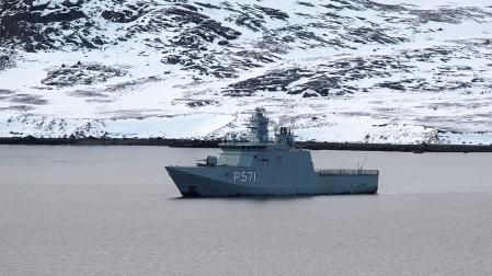 Una patrullera clase Knud Rasmussen de la Marina Real Danesa fondeada este jueves, 15 de enero, frente al puerto de Nuuk (Groenlandia)