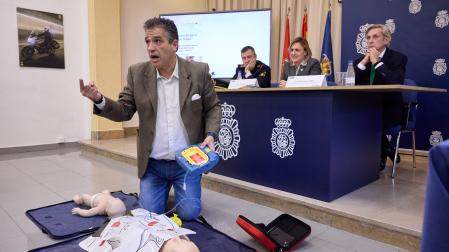 Javier Vilda, de España Salud, durante la demostración de uso del desfibrilador este jueves en las dependencias de la Policía en Beloso Alto