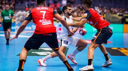 La defensa española trata de frenar la internada de un jugador de Serbia