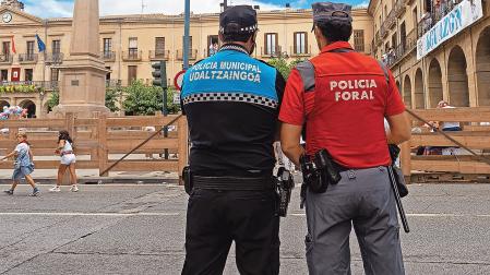 Un agente de Policía Municipal y otro de Policía Foral durante las fiestas de Tafalla