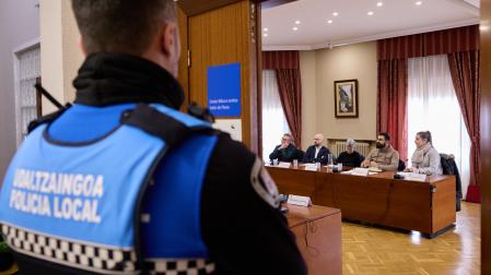 Uno de los agentes presentes en el pleno extraordinario del 15 de enero convocado a instancias de UPN y el PP; en la imagen junto al edil del PSN