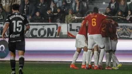 Los jugadores del Valencia celebran el primer gol ante el Burgos