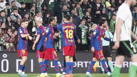 Los jugadores del Barcelona celebran el primer gol del equipo obra de Ferrán
