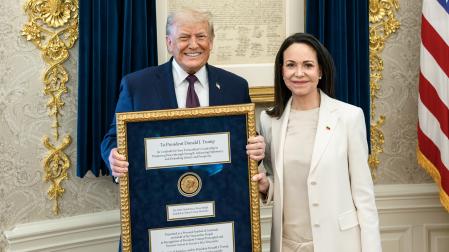 El presidente de los Estados Unidos, Donald Trump, y la política venezolana y Nobel de la Paz, María Corina Machado, posan con la medalla del Nobel de la Paz, en la Casa Blanca