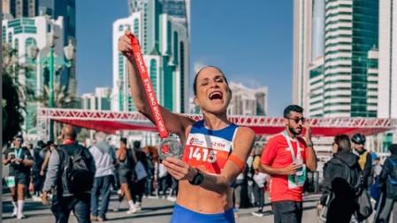 Verdeliss, la navarra Estefanía Unzu Ripoll, con su medalla al finalizar la carrera de Doha este viernes 16