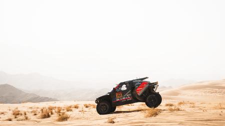 Al-Attiyah pilota su coche durante la etapa de este viernes 16 de enero