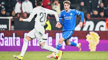 Cesar Palacios conduce el esférico durante el choque copero contra el Albacete