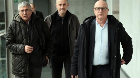 De izda a dcha: Gil Sevillano (director general de Educación), Mikel Muez (jefe de gabinete) y Carlos Gimeno (consejero de Educación), antes de su comparecencia en el Parlamento foral.